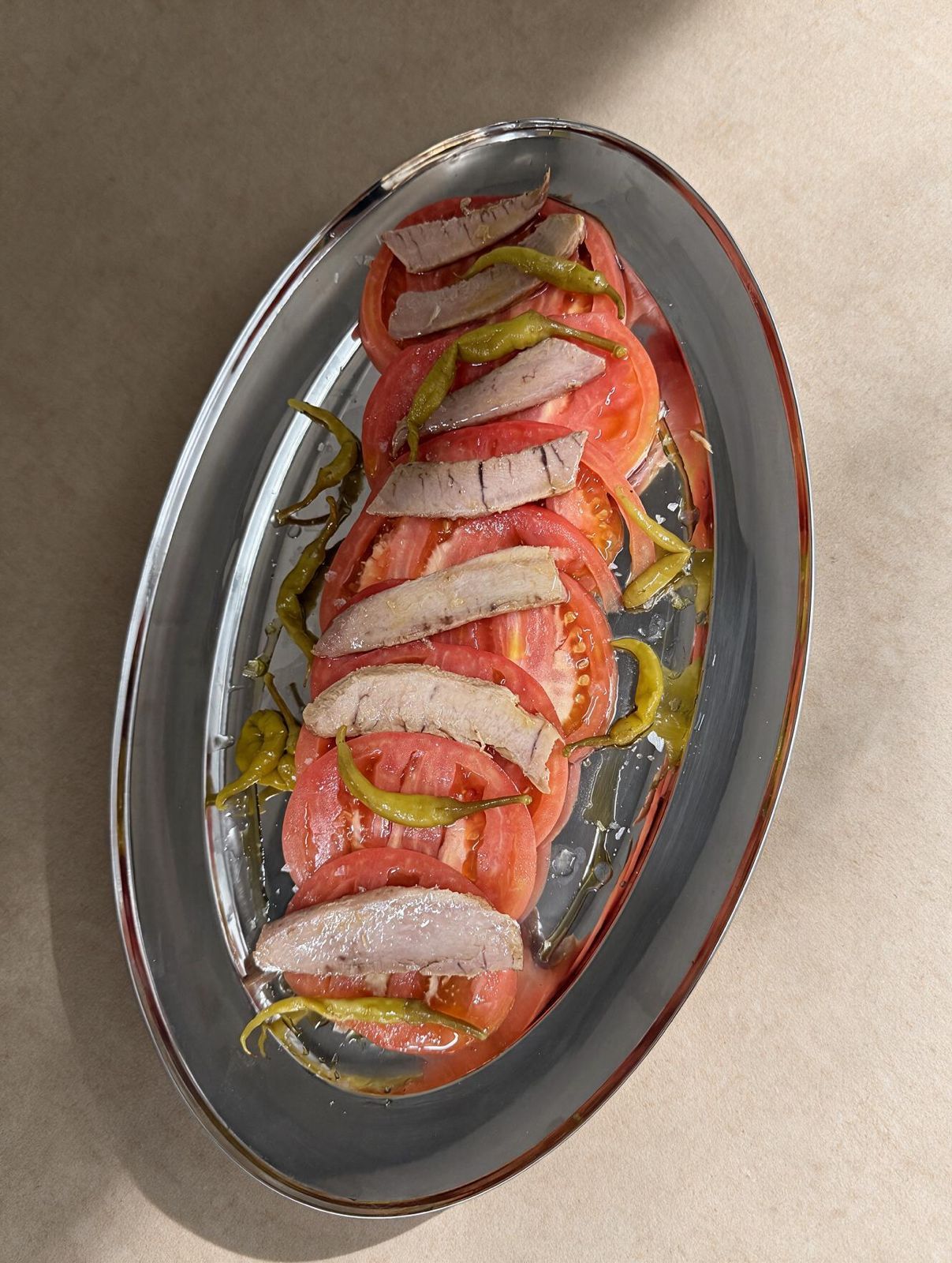 Ensalada de tomate, ventresca y piparras