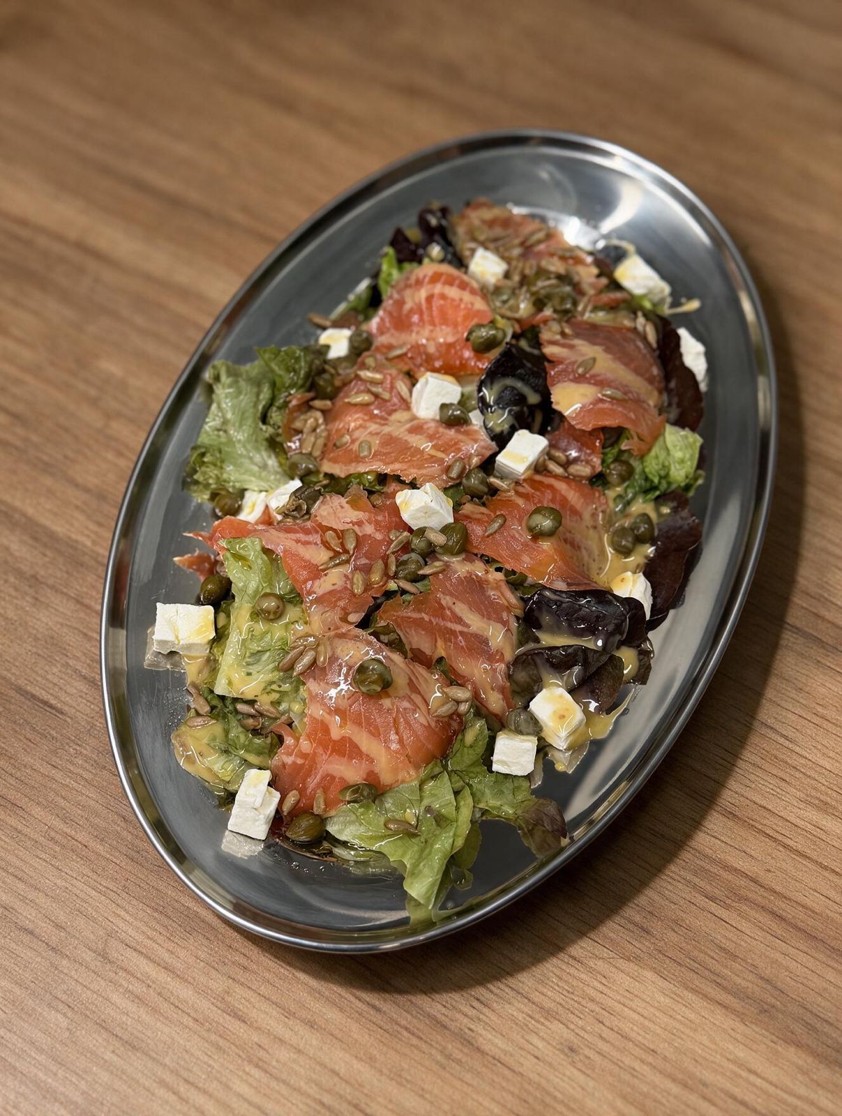 Ensalada de salmón y queso feta