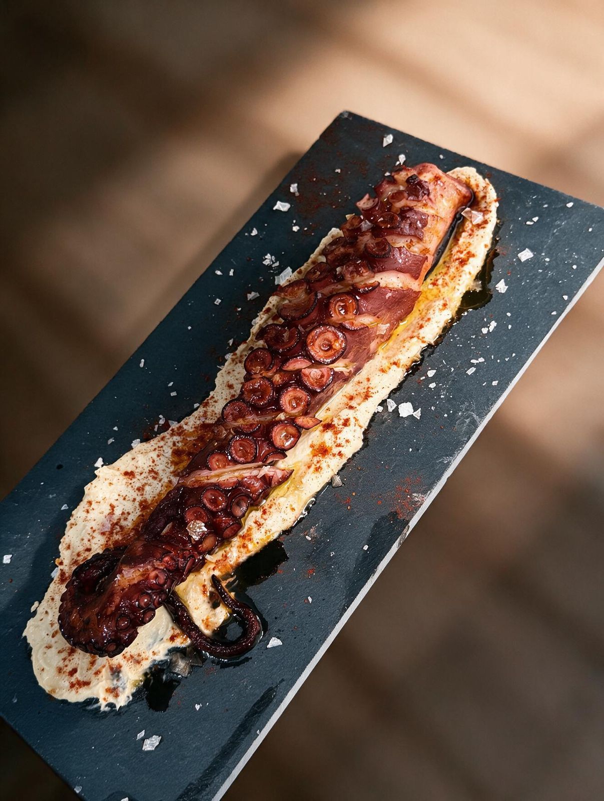 Pulpo a la plancha con cremoso de hummus
