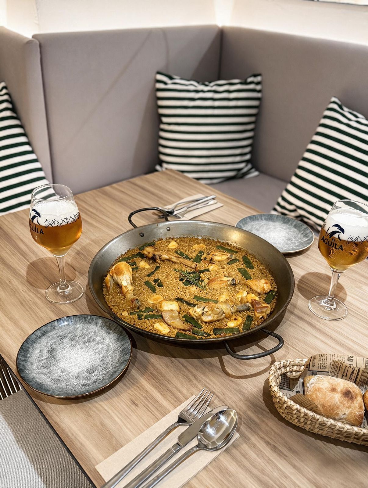 Arroz valenciano servido en mesa